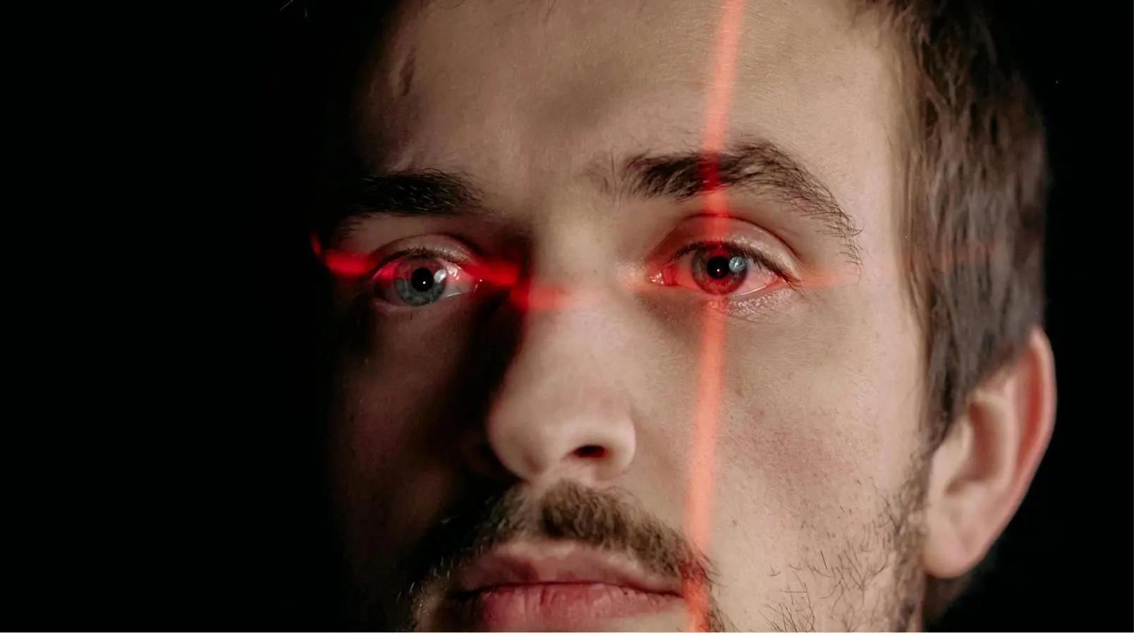 Technologie laser utilisée pour un examen ou une chirurgie réfractive - Innovation en ophtalmologie à Margny-lès-Compiègne, Oise.