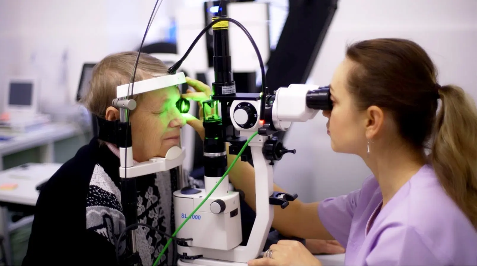 Examen ophtalmologique d'une senior avec un autoréfractomètre. Dépistage des troubles visuels à Margny-lès-Compiègne, Oise